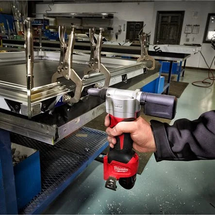 Milwaukee M12™ sub compact rivet tool