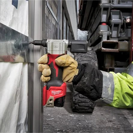 Milwaukee M12™ sub compact rivet tool
