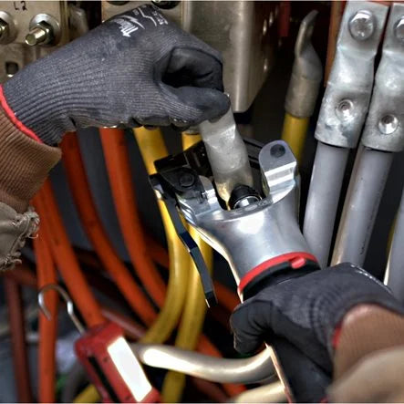 Milwaukee M18™ FORCE LOGIC™ hydraulic dieless crimper